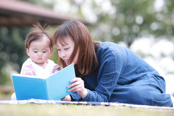 Padres e hijos leyendo libros  - Foto, imagen