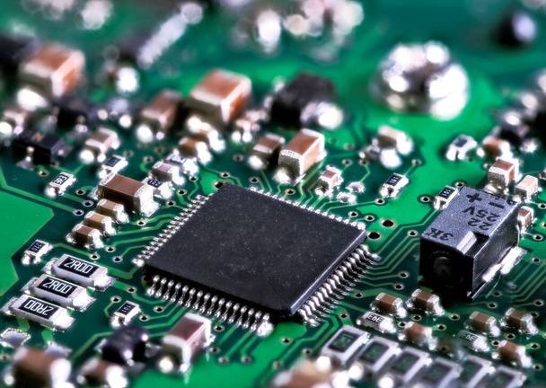Circuito integrado con un chip de procesador en la placa base de la computadora - Foto, imagen