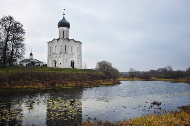 VLADIMIR, RUSSIA - NOVEMBER 3, 2021: Church of the Intercession on the Nerl in Bogolyubovo - Fotó, kép