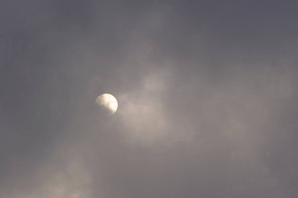 the sun breaks through the gray clouds - autumn weather - Foto, immagini