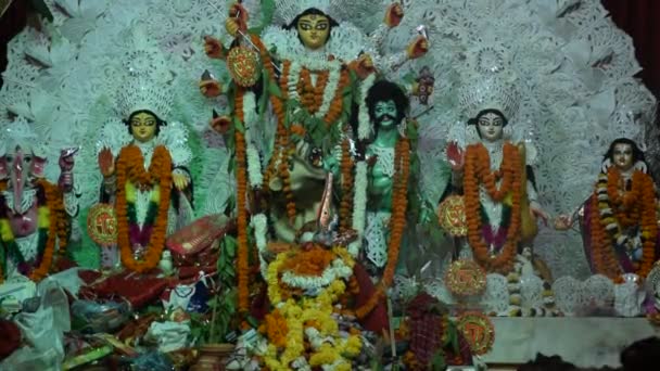Durga istennő hagyományos megjelenéssel közelről egy Dél-Kolkata Durga Puja, Durga Puja Idol, A legnagyobb hindu fesztivál Indiában - Felvétel, videó