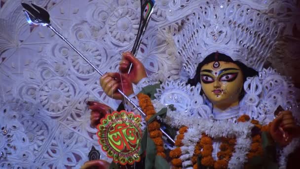 Déesse Durga avec un regard traditionnel en vue rapprochée à un Puja Kolkata du Sud, Durga Puja Idol, un plus grand festival hindou en Inde - Séquence, vidéo