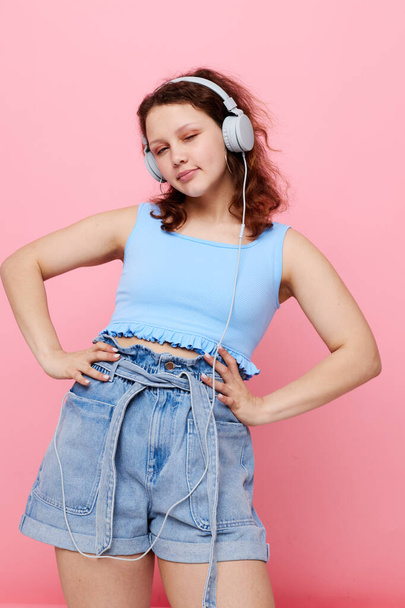 aranyos lány fejhallgató zene érzelmek szórakoztató technológia - Fotó, kép