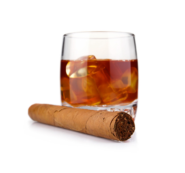 Glas Whisky mit Eiswürfeln und Havanna-Zigarre isoliert - Foto, Bild