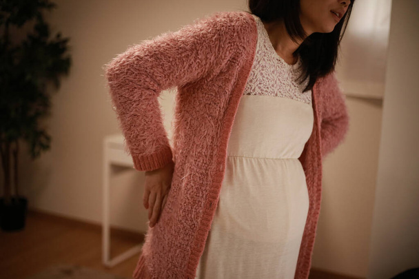 Pregnant women who feel pain in the lower back - Valokuva, kuva