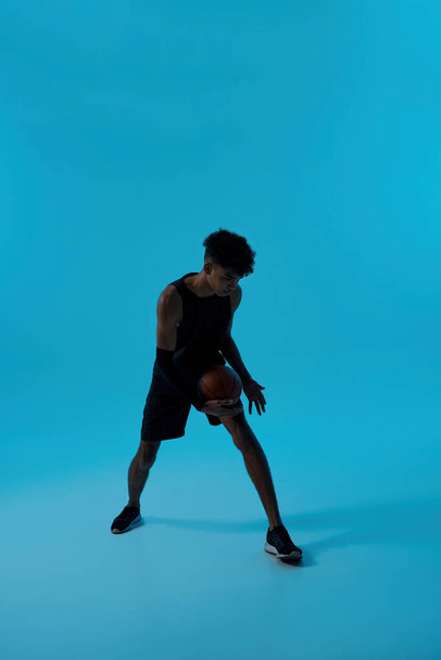 Giocatore nero focalizzato dribblare con pallone da basket - Foto, immagini
