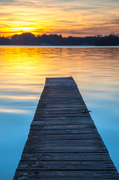美しい夕日のフローニンゲン、オランダで木製の桟橋で - 写真・画像