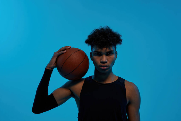 Basketball player hold ball and look at camera - Foto, afbeelding