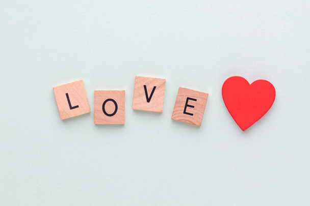 Wooden blocks in a pastel board with the text end heart. - Foto, afbeelding