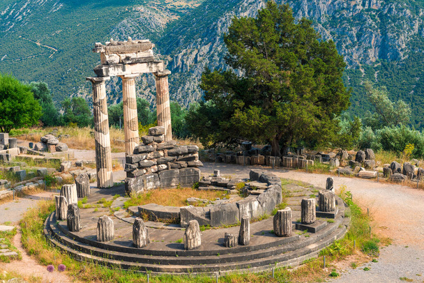 Yunanistan 'ın Delphi kentindeki Athena antik Yunan tapınağının kalıntıları - Fotoğraf, Görsel