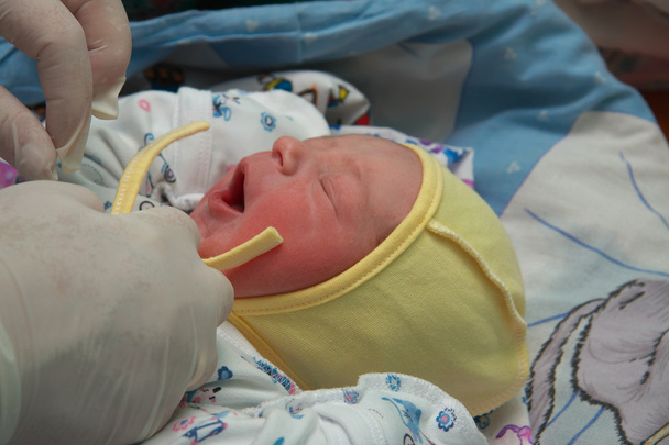 Новорожденный ребенок - Фото, изображение