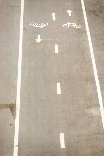Polkupyörän merkki harmaa asfaltti jalkakäytävä
 - Valokuva, kuva