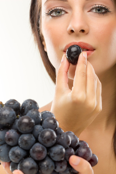 young beautiful woman eating grapes - Foto, imagen