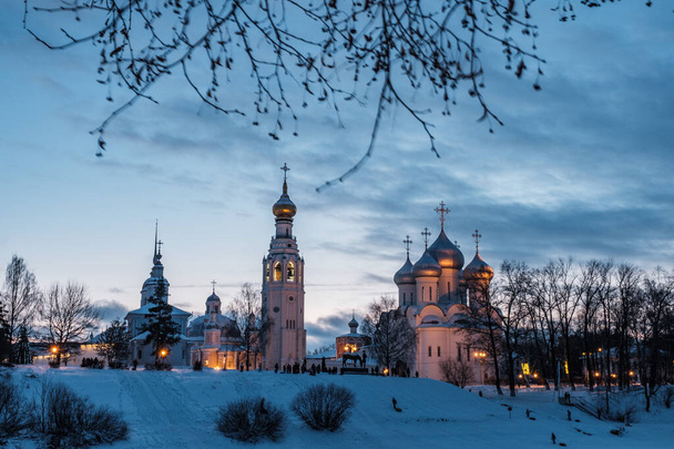 Vista noturna do Kremlin do outro lado do rio Vologda. - Foto, Imagem