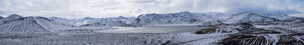 秋に雪のカバーの下でカラフルなLandmannalauar山、アイスランドの南の高地。山のふもとにFrostastadavat湖. - 写真・画像