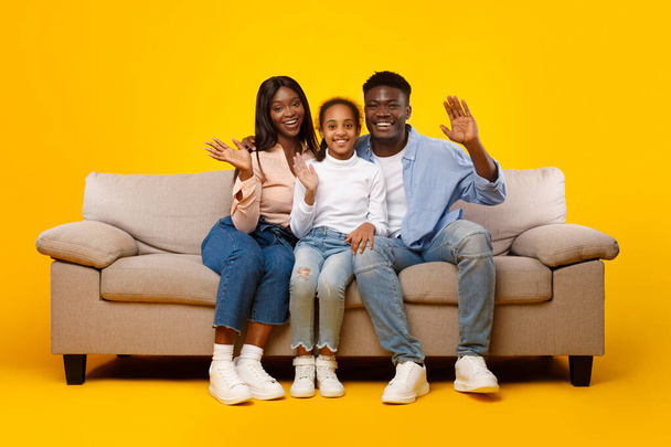 Afrikkalainen amerikkalainen perhe heiluttaa käsiään kameralle studiossa - Valokuva, kuva
