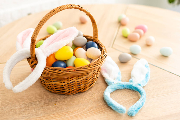 Пасхальний торт і барвисті яйця і квіти на передньому плані
 - Фото, зображення