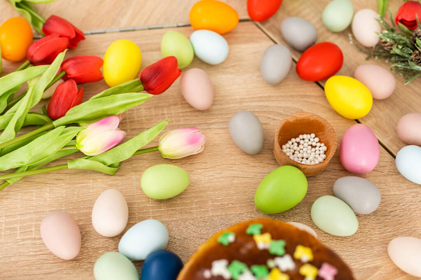 Pastel de Pascua y huevos de colores en la mesa de Pascua festiva - Foto, Imagen