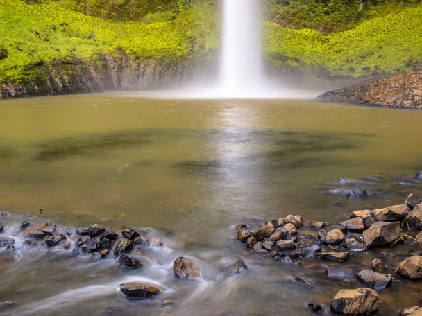 Piscina de mergulho na base de uma cachoeira
 - Foto, Imagem