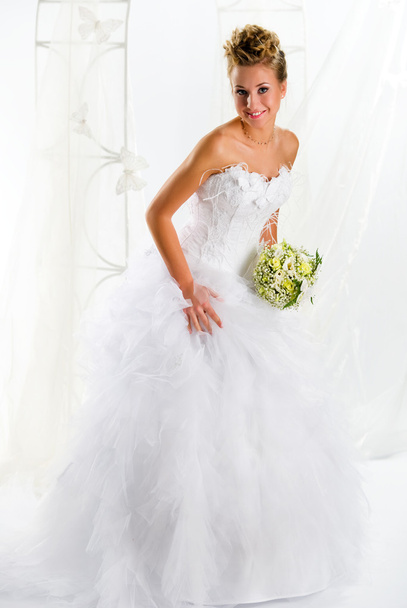 Beautiful cheerful bride - Valokuva, kuva