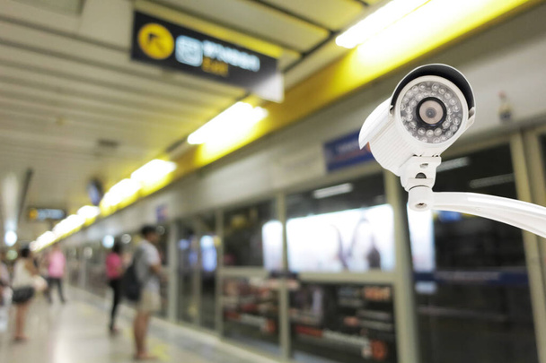 CCTV-kameran turvallisuus toimii metroasemalaiturilla. - Valokuva, kuva