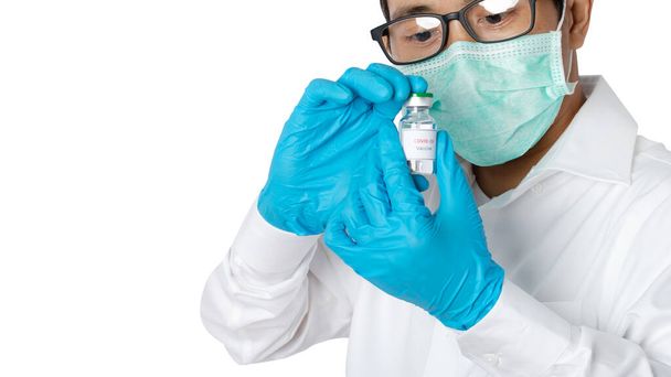 Ιατρός με στολή φορώντας μάσκα προσώπου προστατευτικό σωλήνα συγκράτησης με εμβόλιο Coronavirus απομονώνονται σε λευκό φόντο.clipping διαδρομή Healthcare και ιατρική έννοια.  - Φωτογραφία, εικόνα