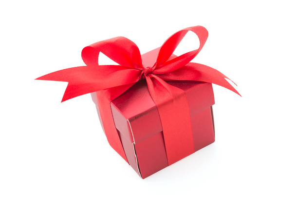 Piros ajándék doboz elszigetelt fehér háttér - Fotó, kép