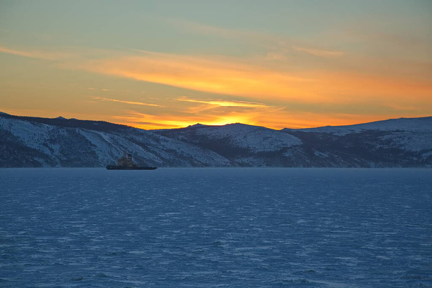 Puesta de sol sobre las colinas del mar de Okhotsk. - Foto, Imagen