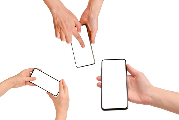 Έξυπνο τηλέφωνο σε γυναικεία χέρια που απομονώνονται σε λευκό φόντο. Λευκή οθόνη. Αντιγραφή χώρου. - Φωτογραφία, εικόνα