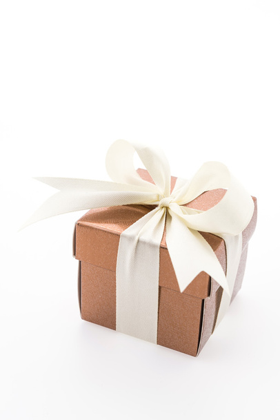 scatola regalo in oro isolato su sfondo bianco - Foto, immagini