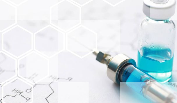 kleine Gläser mit Injektion und Spritze zur Injektion auf blauem Hintergrund in der Nähe der chemischen Formel - Foto, Bild
