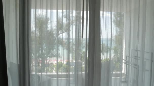 Cortina blanca del dormitorio en el hotel complejo vacacional balcón con fondo del mar de Phuket - Metraje, vídeo