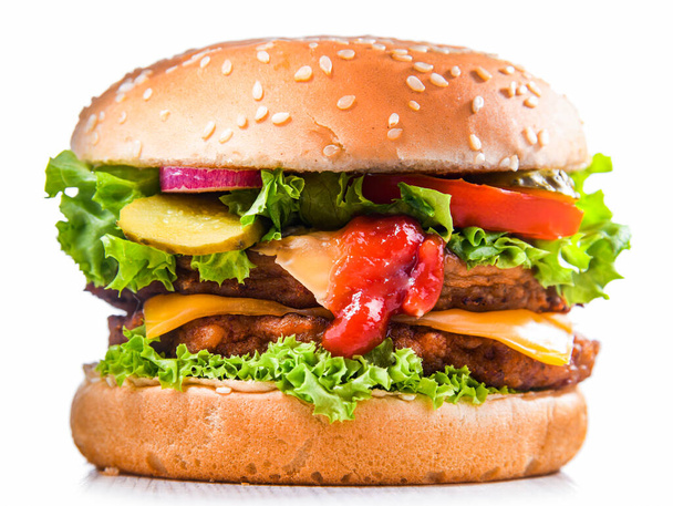 Гамбургер з сиром і свіжими овочами ізольовані на білому
. - Фото, зображення