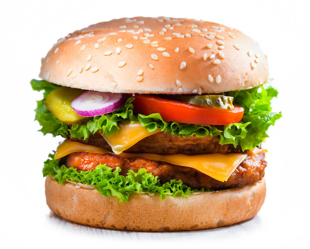 Hamburger z serem i świeżych warzyw izolowanych na białym. - Zdjęcie, obraz