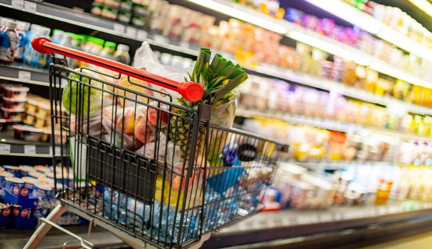 Корзина с продуктами питания в супермаркете - Фото, изображение