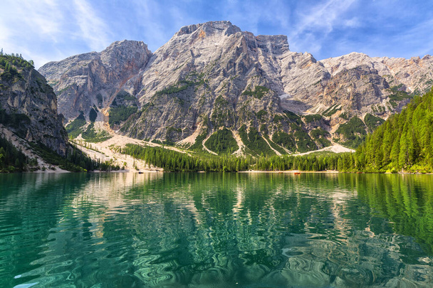 Güney Tyrol, Bolzano 'daki Braies Gölü' nün güzel manzarası. - Fotoğraf, Görsel