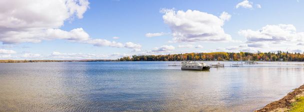 Конвей, штат Мичиган, США - 23 октября 2021 года: Вид на кривое озеро из парка Литл Траверс Бич - Фото, изображение