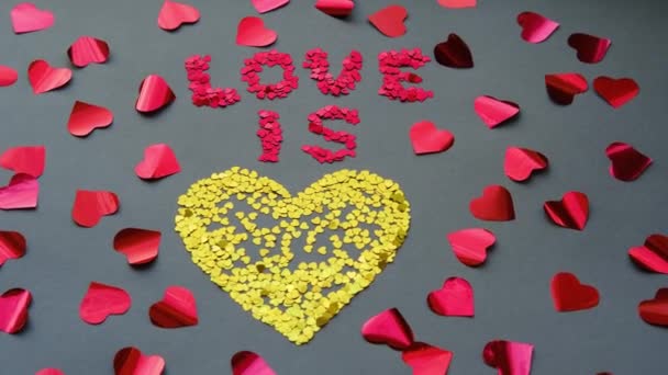 Liefde is een geel hart op een grijze achtergrond op rode Valentijnsdag - Video