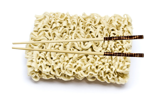 στιγμιαία noodles και τσοπ στικς - Φωτογραφία, εικόνα