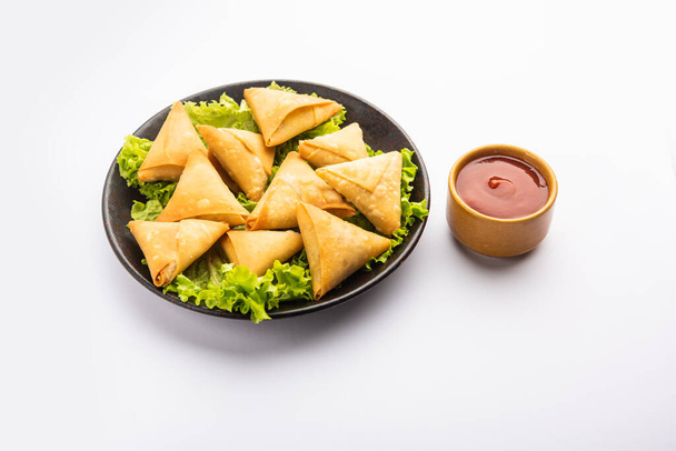 cocktail mini triangle samosa made using patti or strip, popular home made snack from India - Foto, imagen