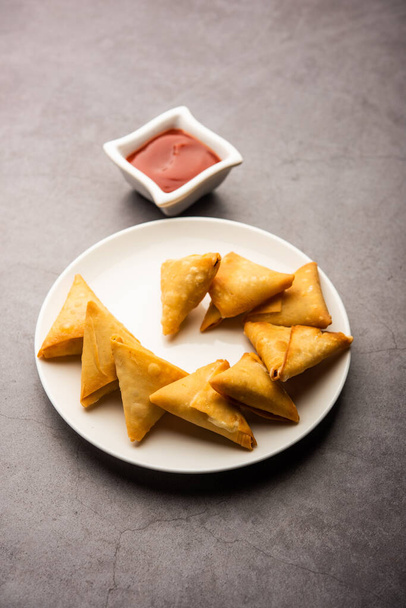 cocktail mini triangle samosa made using patti or strip, popular home made snack from India - Φωτογραφία, εικόνα