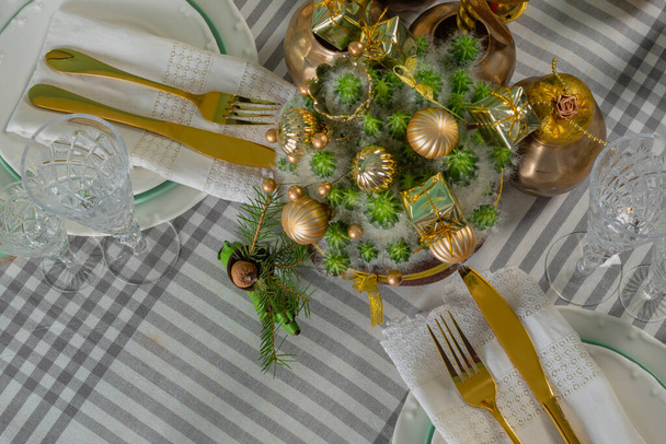 Νέο Χρόνια εορταστική ρύθμιση τραπέζι, μαχαιροπήρουνα, διακοσμήσεις, Πρωτοχρονιά διακόσμηση, Χριστούγεννα εξυπηρετούν - Φωτογραφία, εικόνα