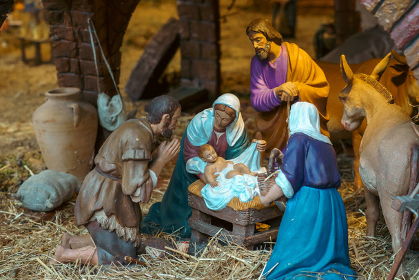 Ceramic figurines representing the birth of jesus at the nativity scene in the Bethlehem portal - Fotografie, Obrázek