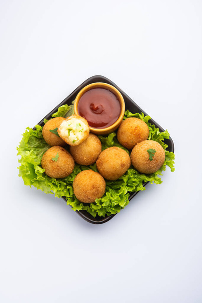 jalapeno cheese balls or poppers served with tomato ketchup - Foto, Bild