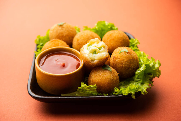 jalapeno cheese balls or poppers served with tomato ketchup - Foto, Bild