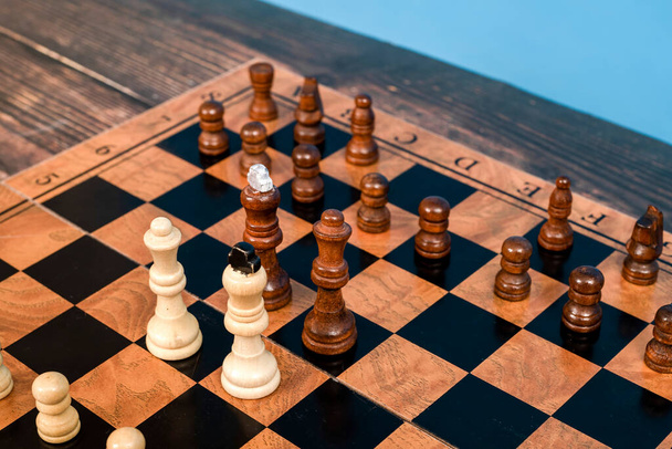 War on a chessboard against two kings and two queens. - Φωτογραφία, εικόνα