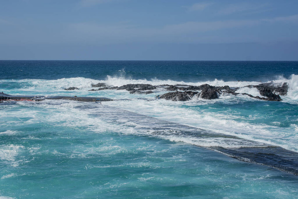 Enormi onde oceaniche che si infrangono sulla piscina esterna naturale  - Foto, immagini
