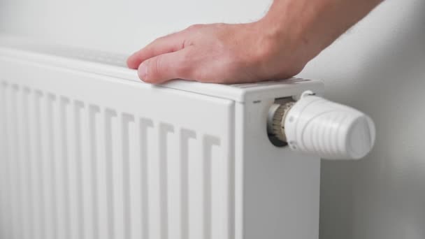 Hand turn heat radiator knob thermostat - Filmagem, Vídeo