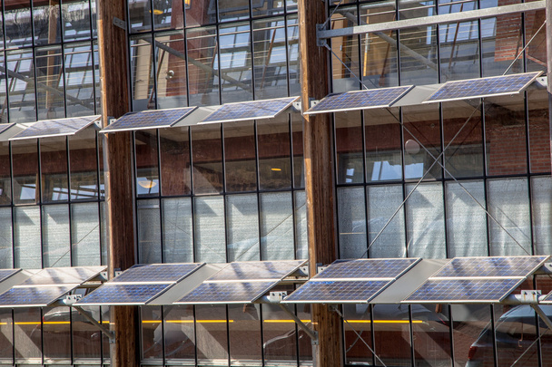 Panneaux solaires sur le devant d'un immeuble de bureaux comme solution pour
 - Photo, image