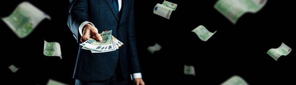 Un hombre rico reteniendo dinero en Europa. Billete de efectivo Euro bandera voladora. Fondo de dinero euro - Foto, Imagen